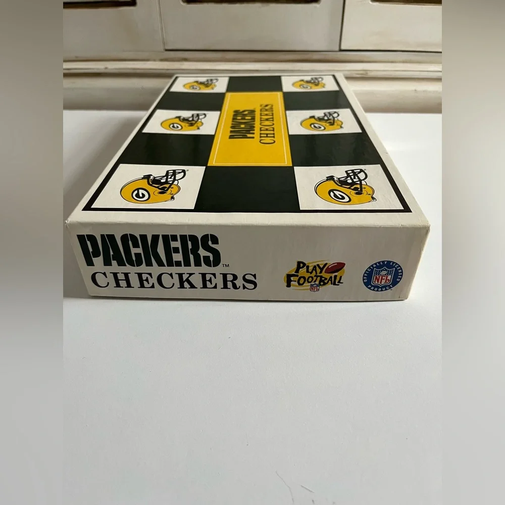 Vintage 1993 NFL GREEN BAY PACKERS vs VIKINGS NFL Helmet Checkers Board Game